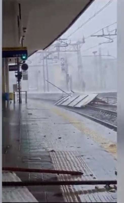 detriti alla stazione di monza maltempo