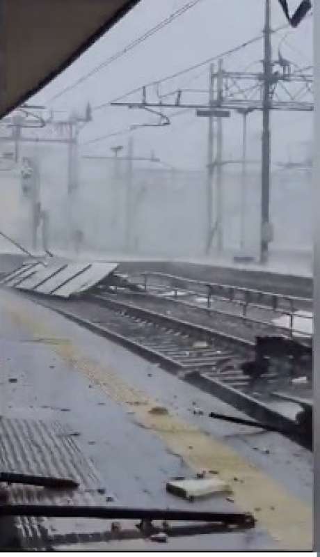 detriti alla stazione di monza maltempo 3