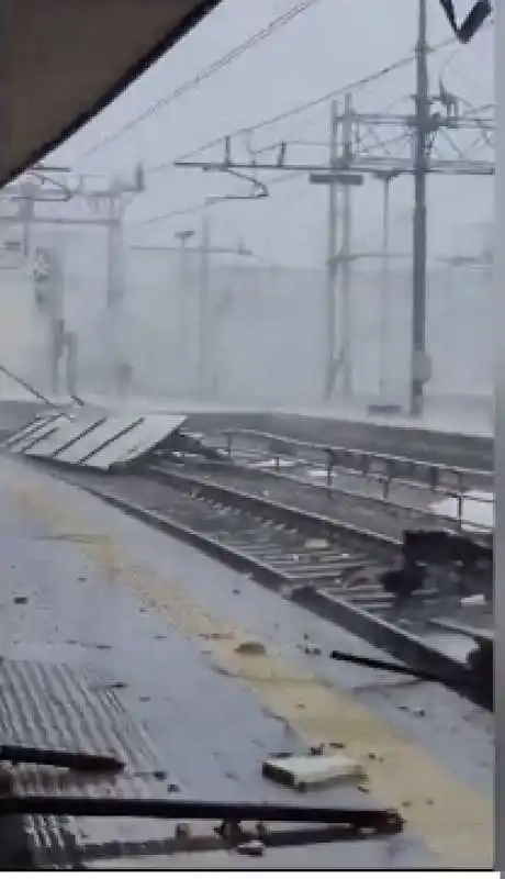 detriti alla stazione di monza   maltempo 3