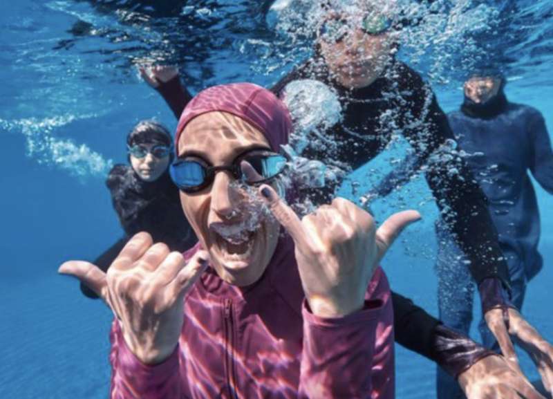 DONNE MUSULMANE IN PISCINA