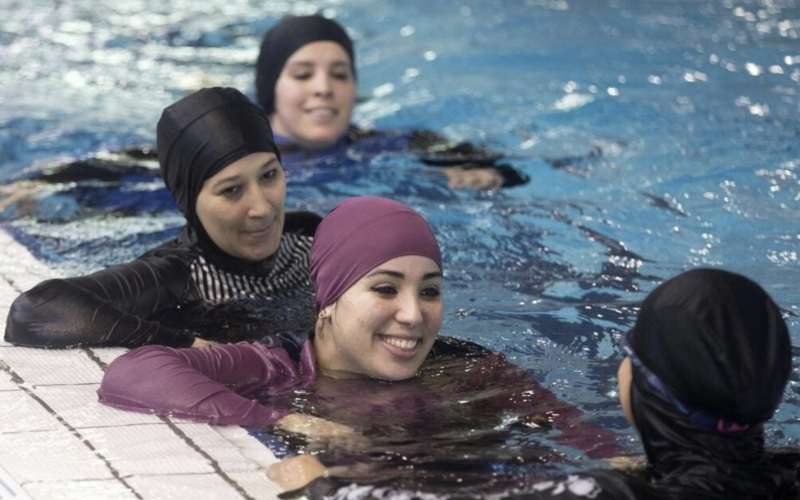 DONNE MUSULMANE IN PISCINA