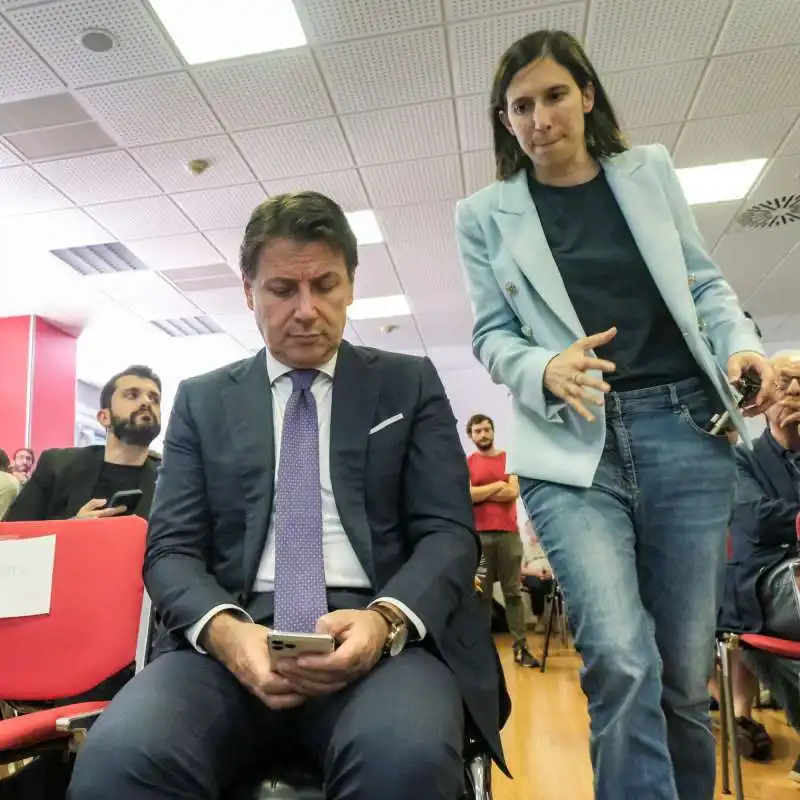 ELLY SCHLEIN SBIRCIA NEL TELEFONO DI GIUSEPPE CONTE  