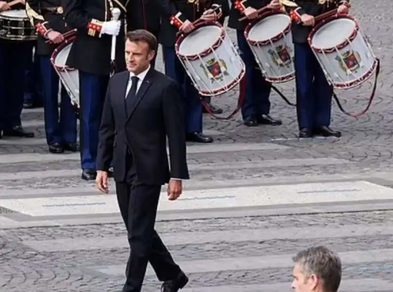 emmanuel macron alla parata del 14 luglio  