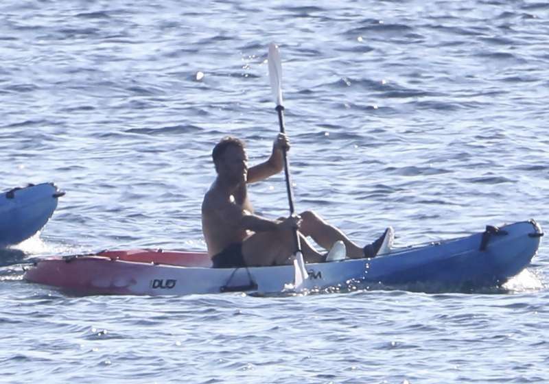 EMMANUEL MACRON IN CANOA A FORT DE BREGANCON