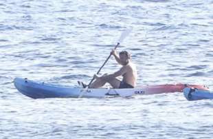 EMMANUEL MACRON IN CANOA A FORT DE BREGANCON