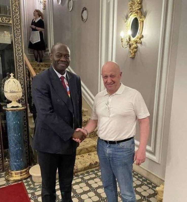 EVGENIJ PRIGOZHIN CON UN RAPPRESENTANTE DELLA REPUBBLICA CENTRAFRICANA A SAN PIETROBURGO