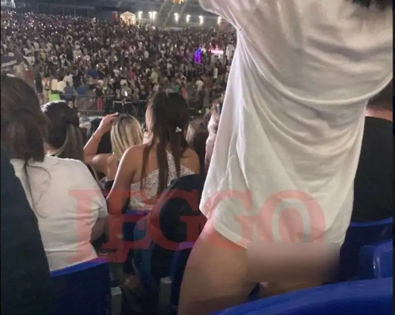 fan di ultimo si denuda all'olimpico
