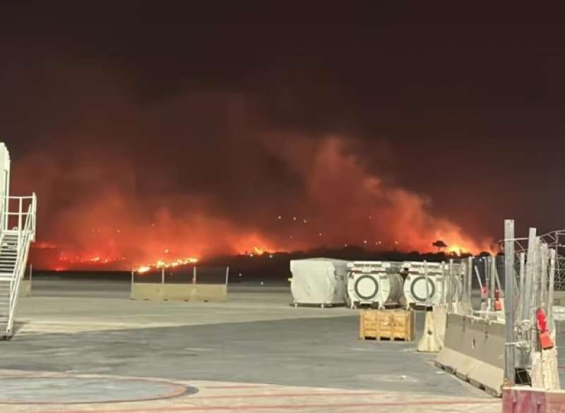 fiamme all aeroporto di palermo 1