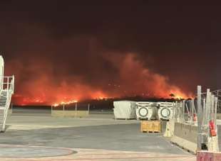 fiamme all aeroporto di palermo 1