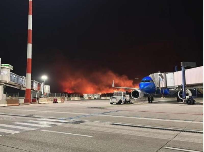 fiamme all aeroporto di palermo