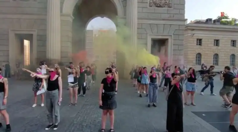 flash mob contro la russa a milano   6