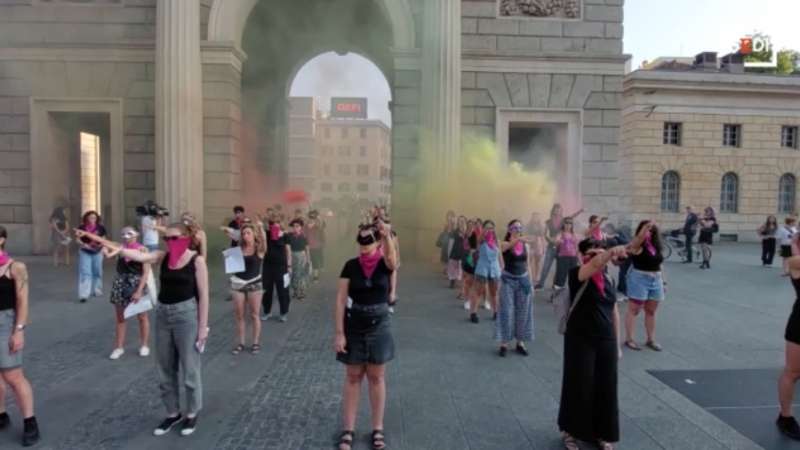 flash mob contro la russa a milano 7