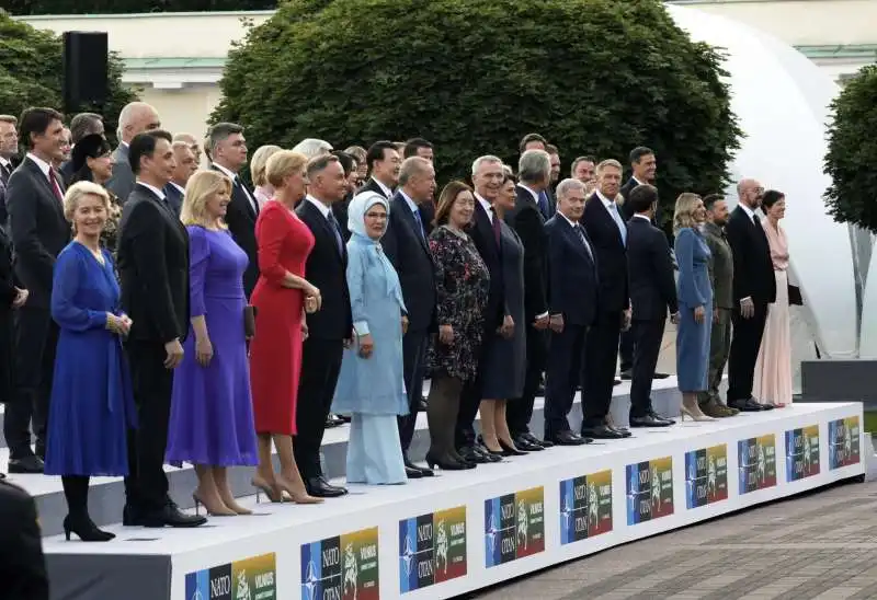 foto di rito al vertice nato di vilnius 