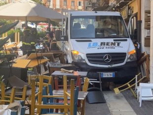 furgone si schianta contro i tavolini di un bar a cagliari 1