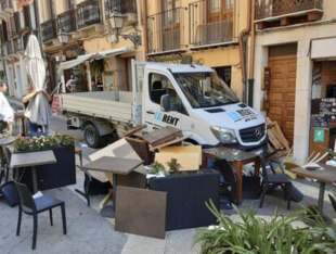 furgone si schianta contro i tavolini di un bar a cagliari 5