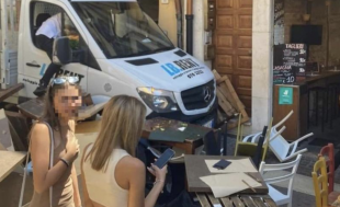 furgone si schianta contro i tavolini di un bar a cagliari 6