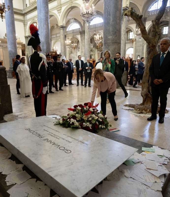 giorgia meloni alla tomba di giovanni falcone a palermo