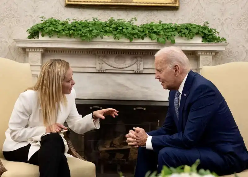 giorgia meloni con joe biden allo studio ovale 