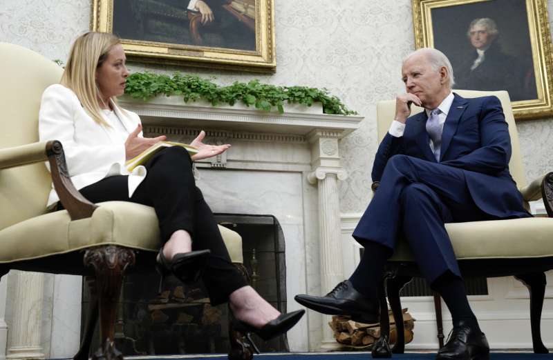 giorgia meloni con joe biden allo studio ovale.