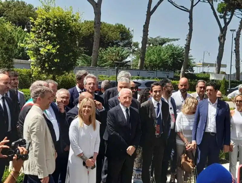 giorgia meloni con luigi ferraris, vincenzo de luca e gaetano manfredi   foto di rito inaugurazione treno roma pompei 