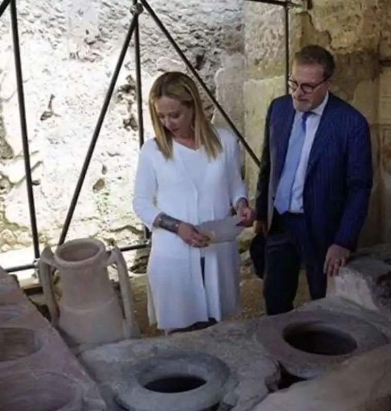 GIORGIA MELONI CON MASSIMO OSANNA A POMPEI 