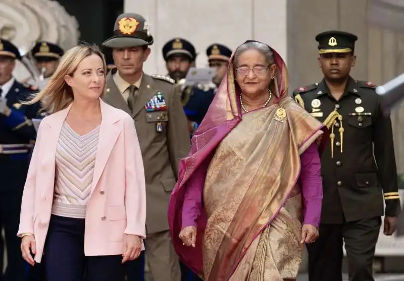 Giorgia Meloni con Sheikh Hasina, primo ministro del Bangladesh 