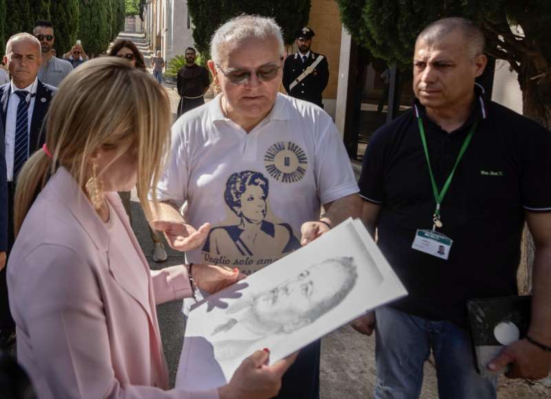 giorgia meloni con un ritratto di paolo borsellino a palermo