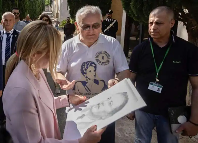 giorgia meloni con un ritratto di paolo borsellino a palermo 