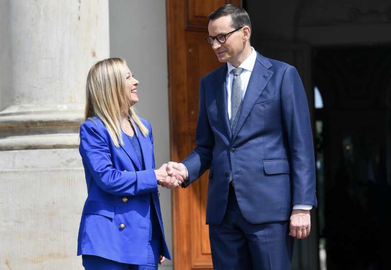 giorgia meloni e mateusz morawiecki a varsavia