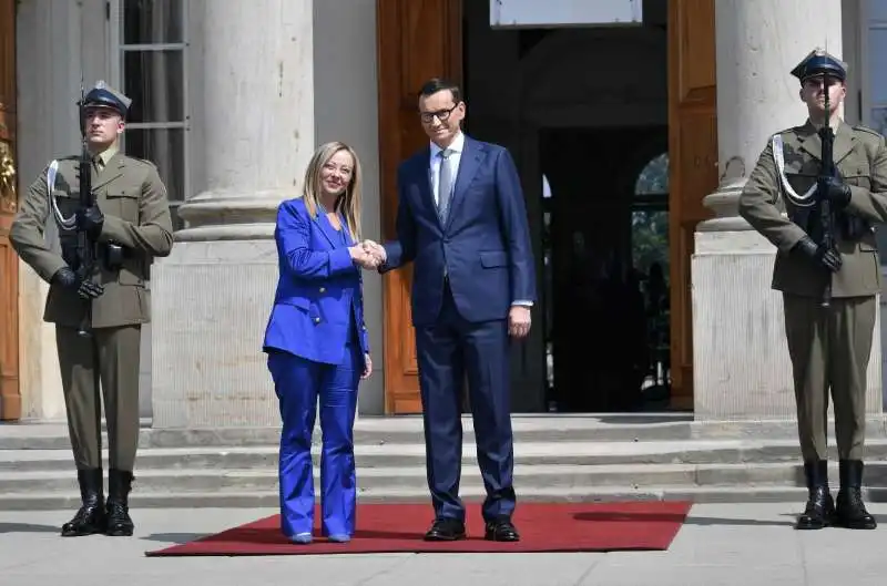 giorgia meloni e mateusz morawiecki a varsavia