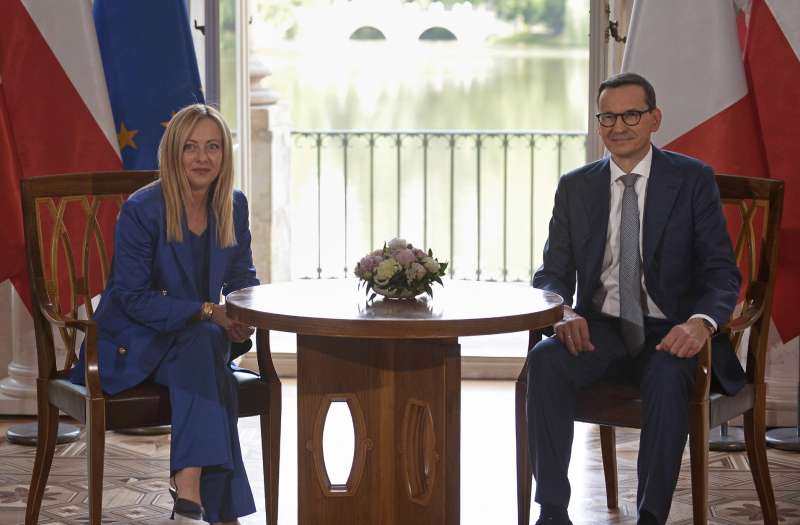 giorgia meloni e mateusz morawiecki a varsavia.