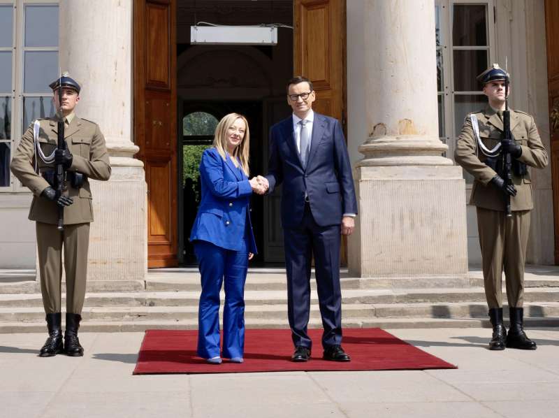 giorgia meloni e mateusz morawiecki a varsavia