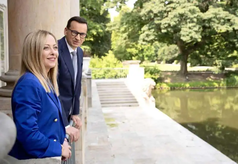 giorgia meloni e mateusz morawiecki a varsavia  