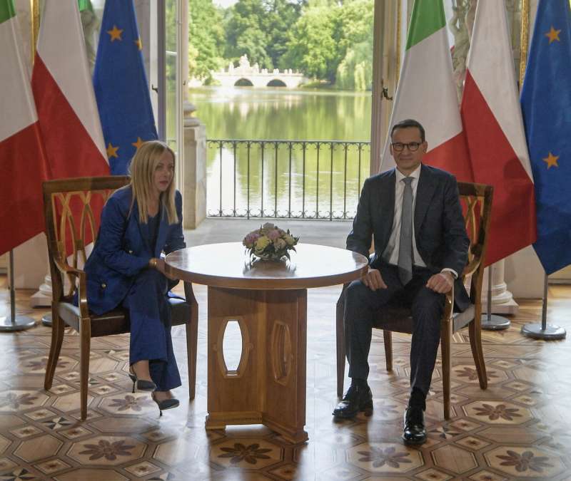 giorgia meloni e mateusz morawiecki a varsavia. 3