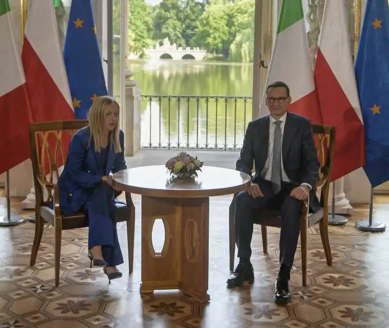 giorgia meloni e mateusz morawiecki  a varsavia.    3