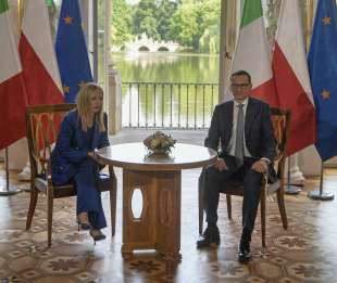 giorgia meloni e mateusz morawiecki a varsavia. 3