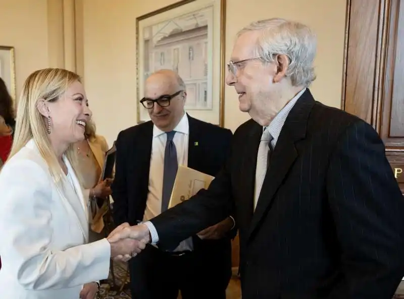 giorgia meloni mario sechi e mitch mcconnell 