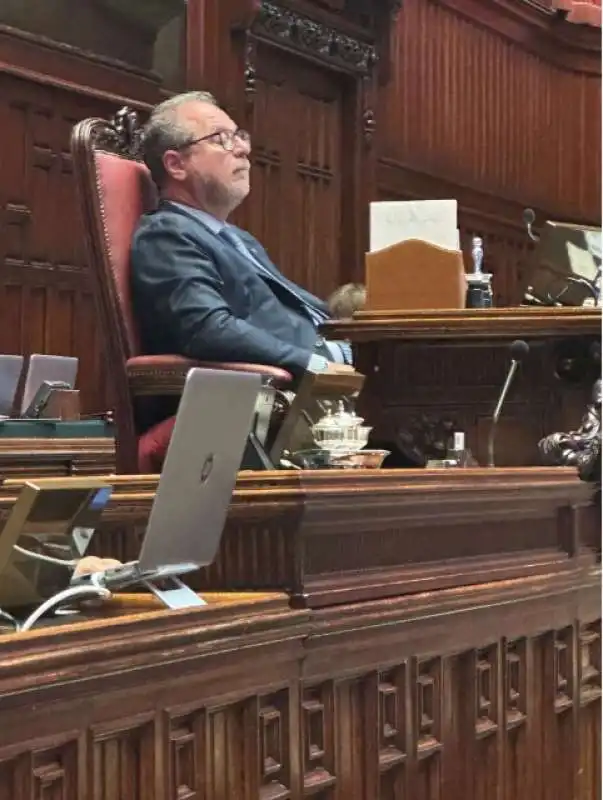 giorgio mulè dorme mentre presiede al seduta dell aula della camera