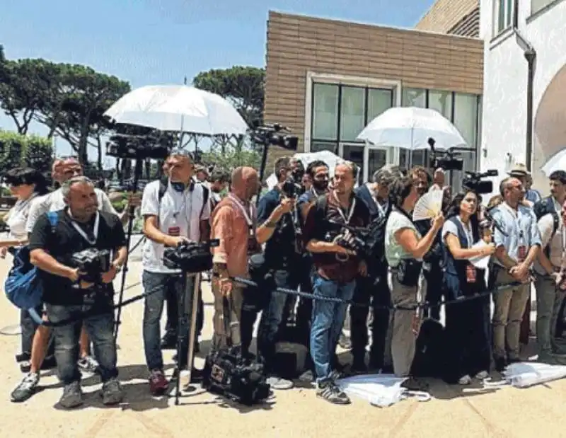 GIORNALISTI LASCIATI AL SOLE A POMPEI 