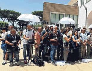 GIORNALISTI LASCIATI AL SOLE A POMPEI