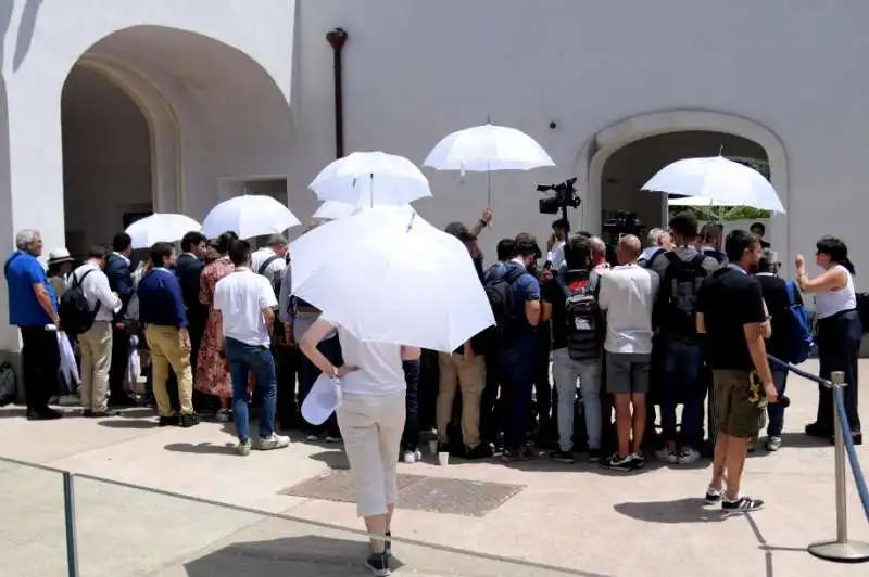 giornalisti lasciati al sole   pompei 