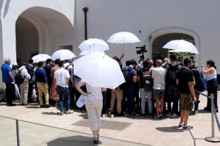 giornalisti lasciati al sole pompei