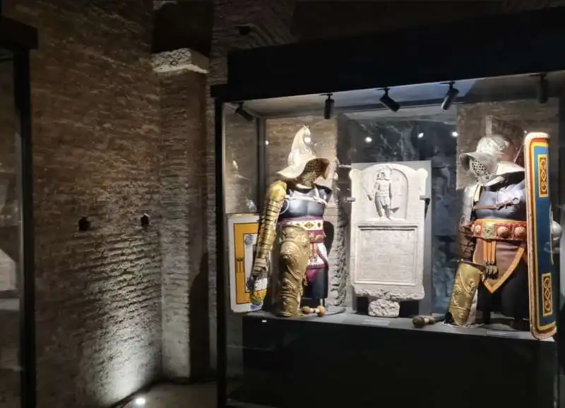 gladiatori nell arena   mostra nei sotterranei del colosseo.   