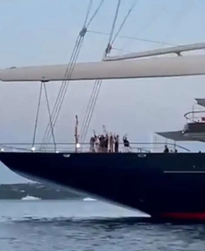 il party sullo yacht di jeff bezos 3