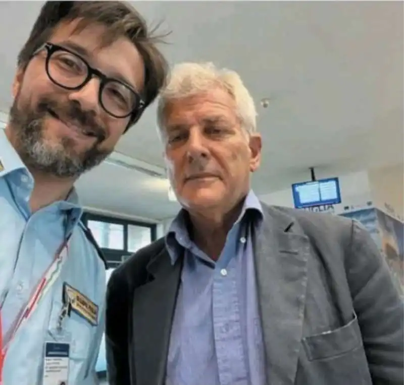 IL SELFIE DI ALAIN ELKANN CON UN ADDETTO ALL AEROPORTO DI FOGGIA 