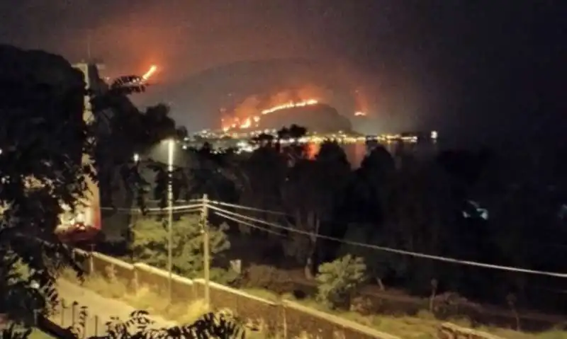 incendi nelle colline attorno a palermo    10