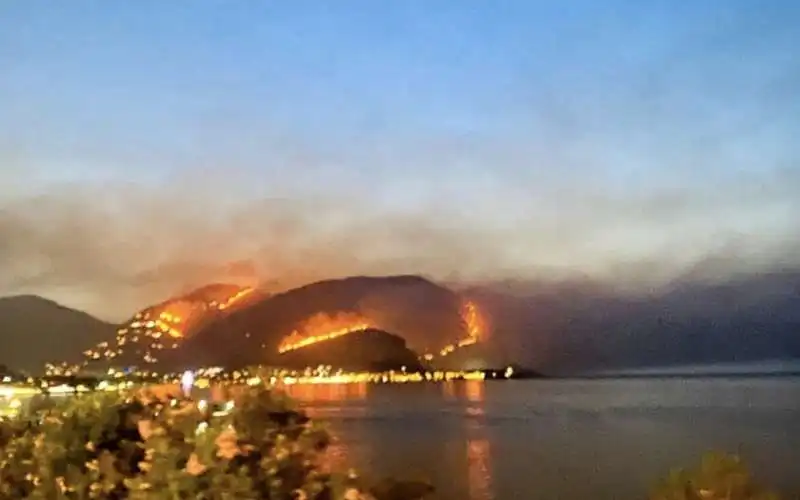 incendi nelle colline attorno a palermo    3