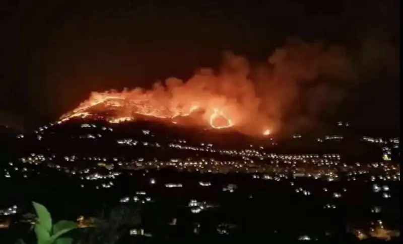 incendi nelle colline attorno a palermo    5