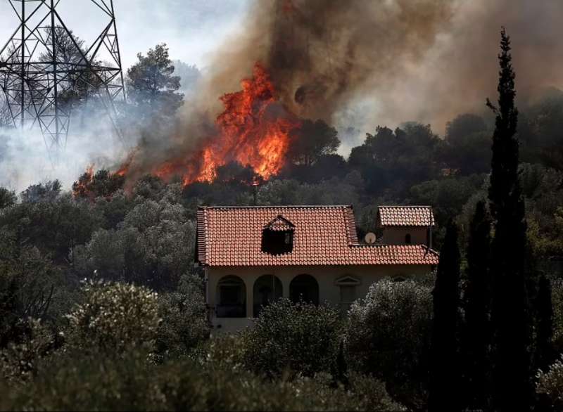 incendio a corinto in grecia