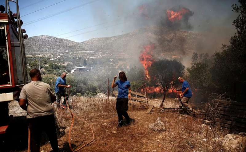 incendio a corinto in grecia